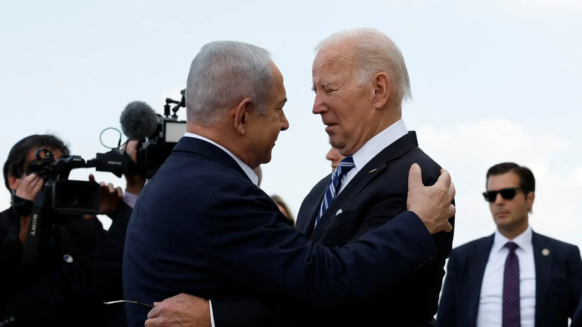 נשיא ארה"ב ג'ו ביידן מתקבל ע"י רה"מ בנימין נתניהו עם נחיתתו, נתב"ג, 18 באוקטובר 2023 נשיא ארה"ב ג'ו ביידן מתקבל ע"י רה"מ בנימין נתניהו עם נחיתתו, נתב"ג, 18 באוקטובר 2023