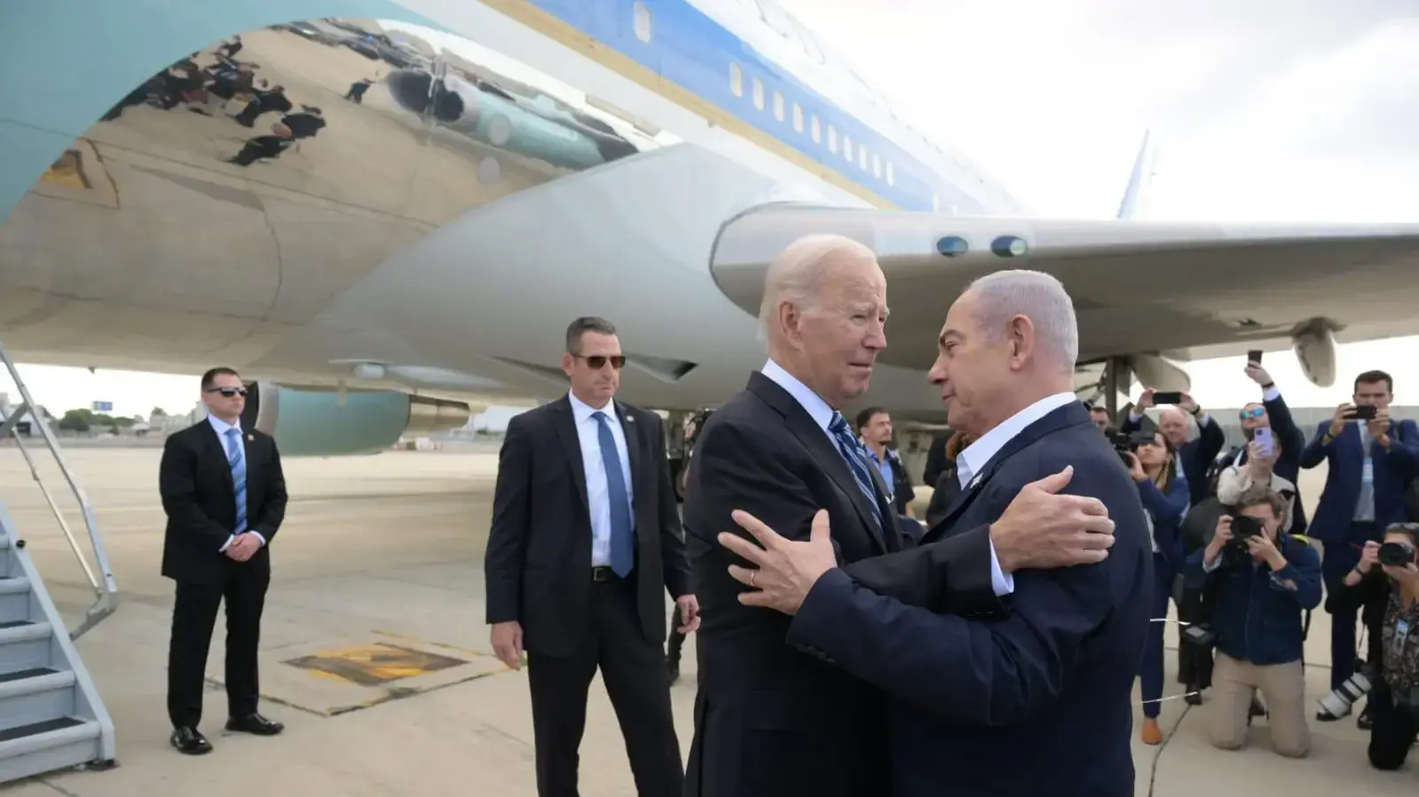 נשיא ארה"ב ג'ו ביידן התקבל ע"י רה"מ בנימין נתניהו עם נחיתתו, נתב"ג, 18 באוקטובר 2023 נשיא ארה"ב ג'ו ביידן התקבל ע"י רה"מ בנימין נתניהו עם נחיתתו, נתב"ג, 18 באוקטובר 2023