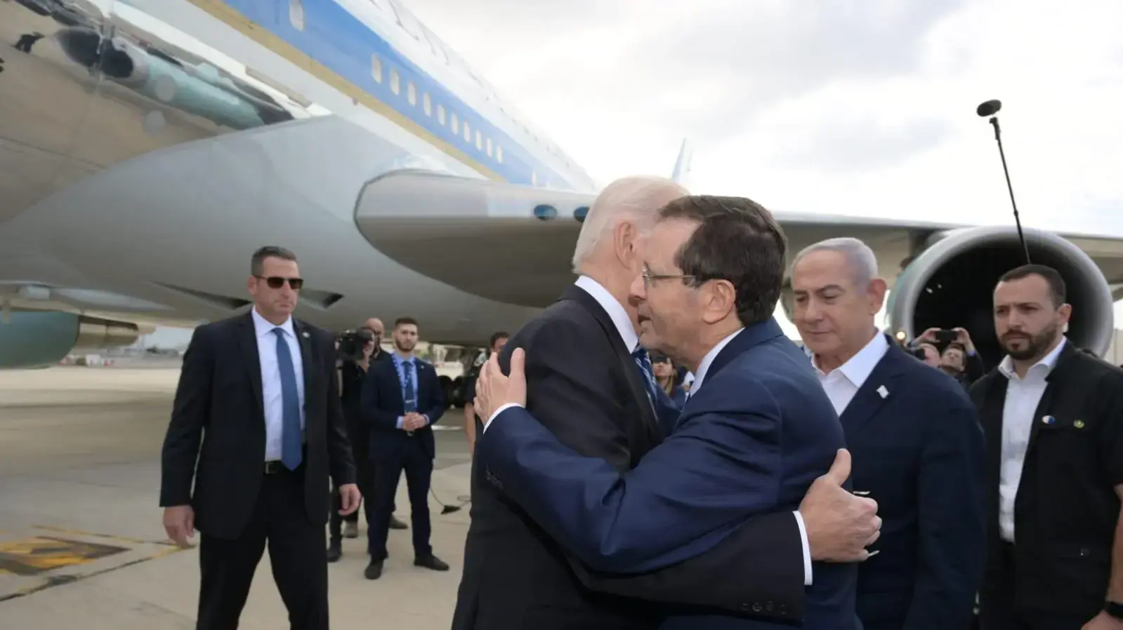 נשיא ארה"ב ג'ו ביידן התקבל נשיא המדינה יצחק הרצוג עם נחיתתו עם נחיתתו, נתב"ג, 18 באוקטובר 2023 נשיא ארה"ב ג'ו ביידן התקבל נשיא המדינה יצחק הרצוג עם נחיתתו עם נחיתתו, נתב"ג, 18 באוקטובר 2023