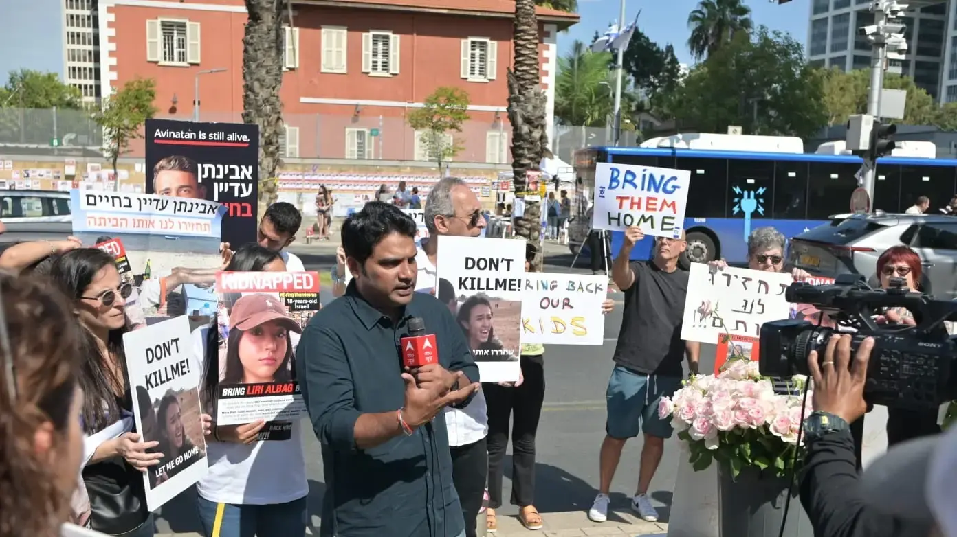 משפחות חטופים מפגינות בדרישה להחזרתם, הקריה, 18 באוקטובר 2023 משפחות חטופים מפגינות בדרישה להחזרתם, הקריה, 18 באוקטובר 2023
