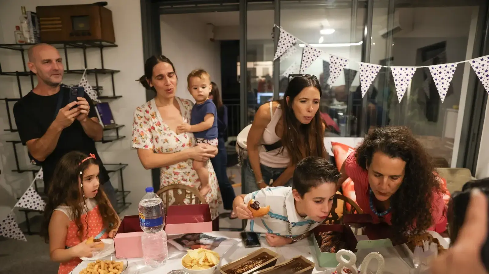 חגיגות יום הולדת 80 לכרמלה דן שנחטפה לעזה חגיגות יום הולדת 80 לכרמלה דן שנחטפה לעזה