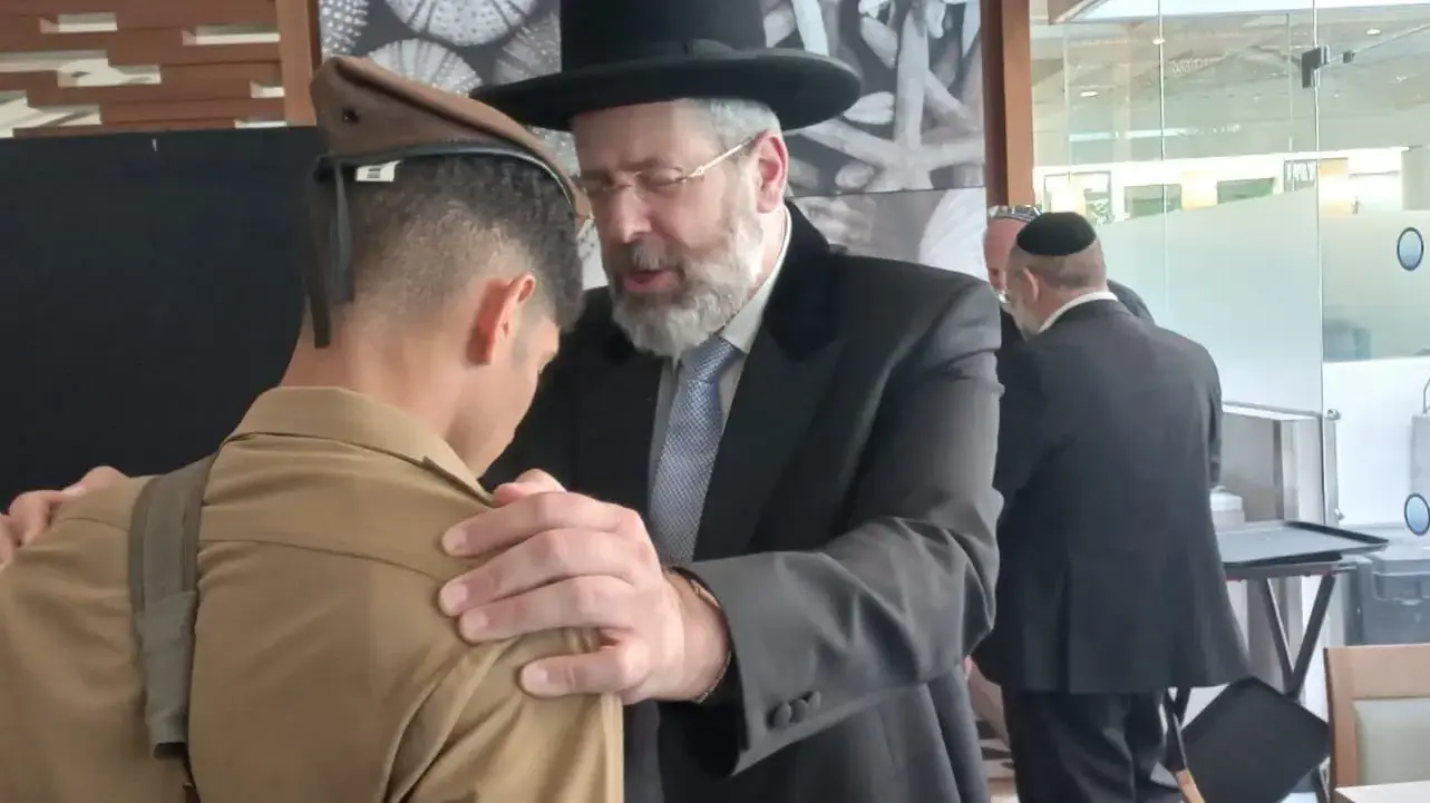 הרב הראשי לישראל הגאון רבי דוד לאו עם תושבי עוטף עזה באילת, אחרי שפונו בעקבות הלחימה הקשה