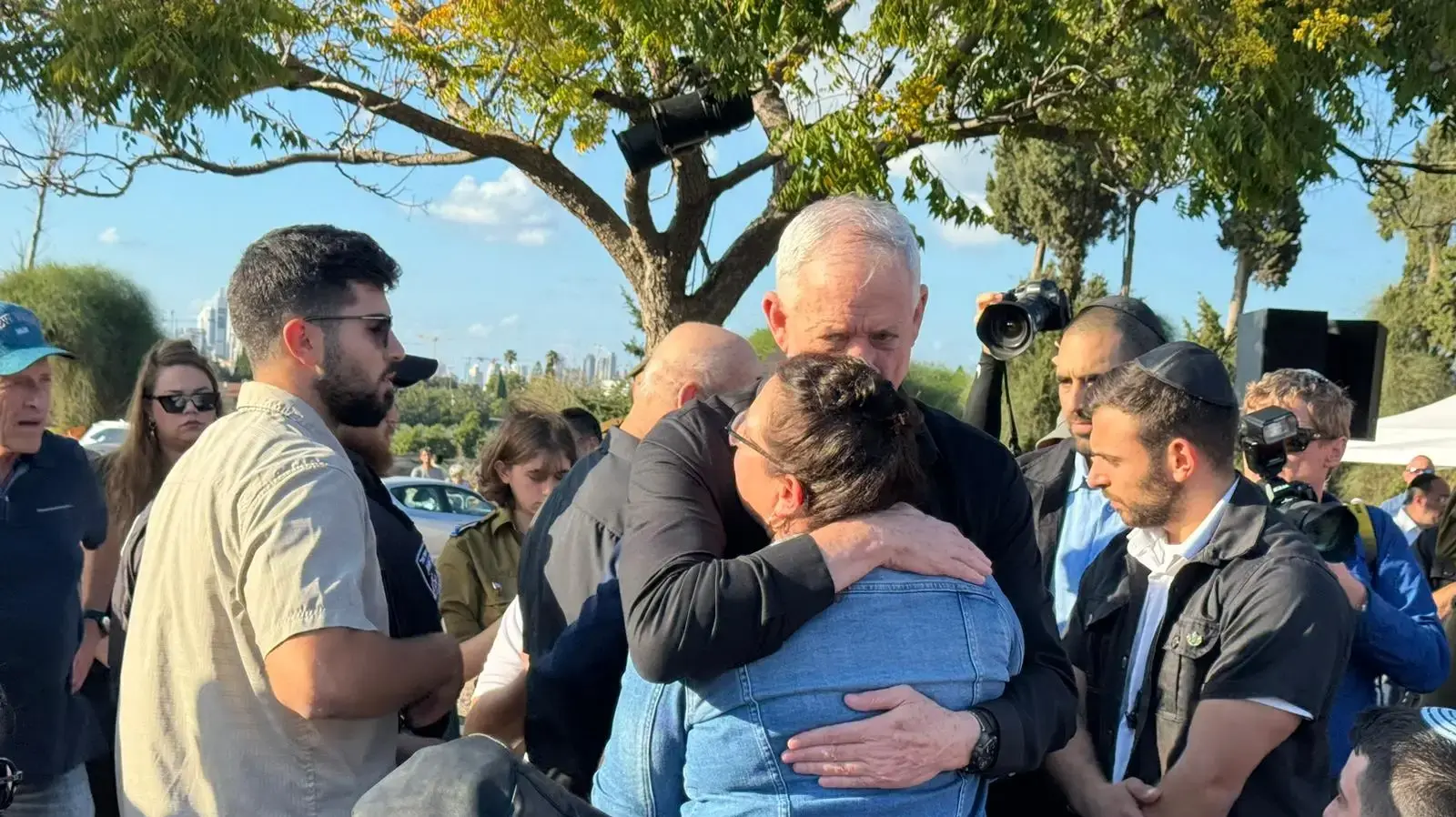 בני גנץ בהלוויתו של ראש המועצה האזורית שער הנגב,אופיר ליבשטיין, שנפל בעת שיצא להגן על תושבי כפר עזה. בית העלמין אבן יהודה 18 באוקטובר 2023 בני גנץ בהלוויתו של ראש המועצה האזורית שער הנגב,אופיר ליבשטיין, שנפל בעת שיצא להגן על תושבי כפר עזה. בית העלמין אבן יהודה 18 באוקטובר 2023