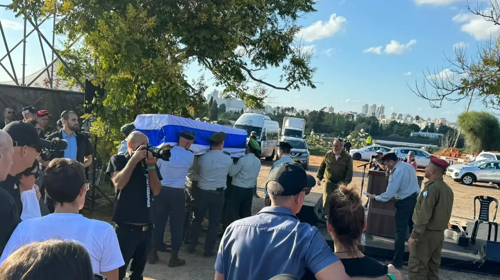 הלוויתו של ראש המועצה האזורית שער הנגב,אופיר ליבשטיין, שנפל בעת שיצא להגן על תושבי כפר עזה. בית העלמין אבן יהודה 18 באוקטובר 2023 הלוויתו של ראש המועצה האזורית שער הנגב,אופיר ליבשטיין, שנפל בעת שיצא להגן על תושבי כפר עזה. בית העלמין אבן יהודה 18 באוקטובר 2023