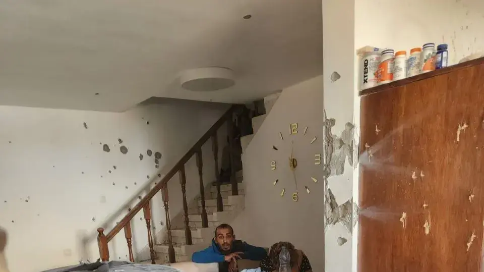 רחל אדרי מאופקים בביתה עם אחד המחבלים רחל אדרי מאופקים בביתה עם אחד המחבלים