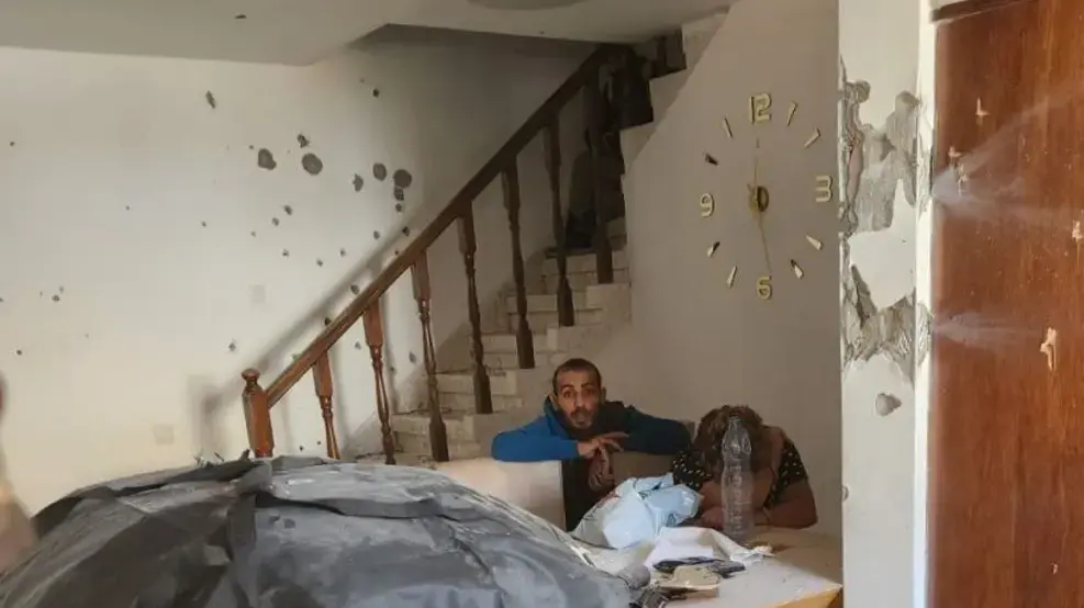 רחל אדרי מאופקים בביתה עם אחד המחבלים