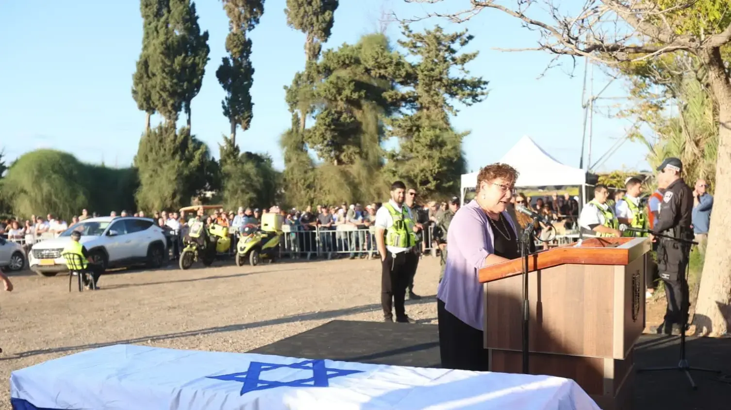 מרים פרץ בהלוויתו של ראש המועצה האזורית שער הנגב,אופיר ליבשטיין, שנפל בעת שיצא להגן על תושבי כפר עזה. בית העלמין אבן יהודה 18 באוקטובר 2023 מרים פרץ בהלוויתו של ראש המועצה האזורית שער הנגב,אופיר ליבשטיין, שנפל בעת שיצא להגן על תושבי כפר עזה. בית העלמין אבן יהודה 18 באוקטובר 2023