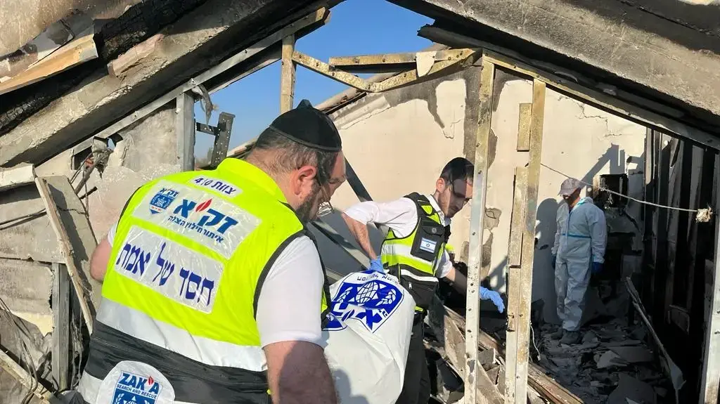 מתנדבי זק"א עובדים בפינוי גופות בקיבוץ בארי. 18 באוקטובר 2023 מתנדבי זק"א עובדים בפינוי גופות בקיבוץ בארי. 18 באוקטובר 2023