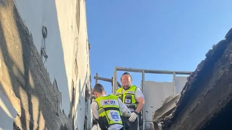תנדבי זק"א איתרו בקיבוץ בארי גופותיהם של אישה וילד שנרצחו ע"י המחבלים . 18 באוקטובר 2023 תנדבי זק"א איתרו בקיבוץ בארי גופותיהם של אישה וילד שנרצחו ע"י המחבלים . 18 באוקטובר 2023