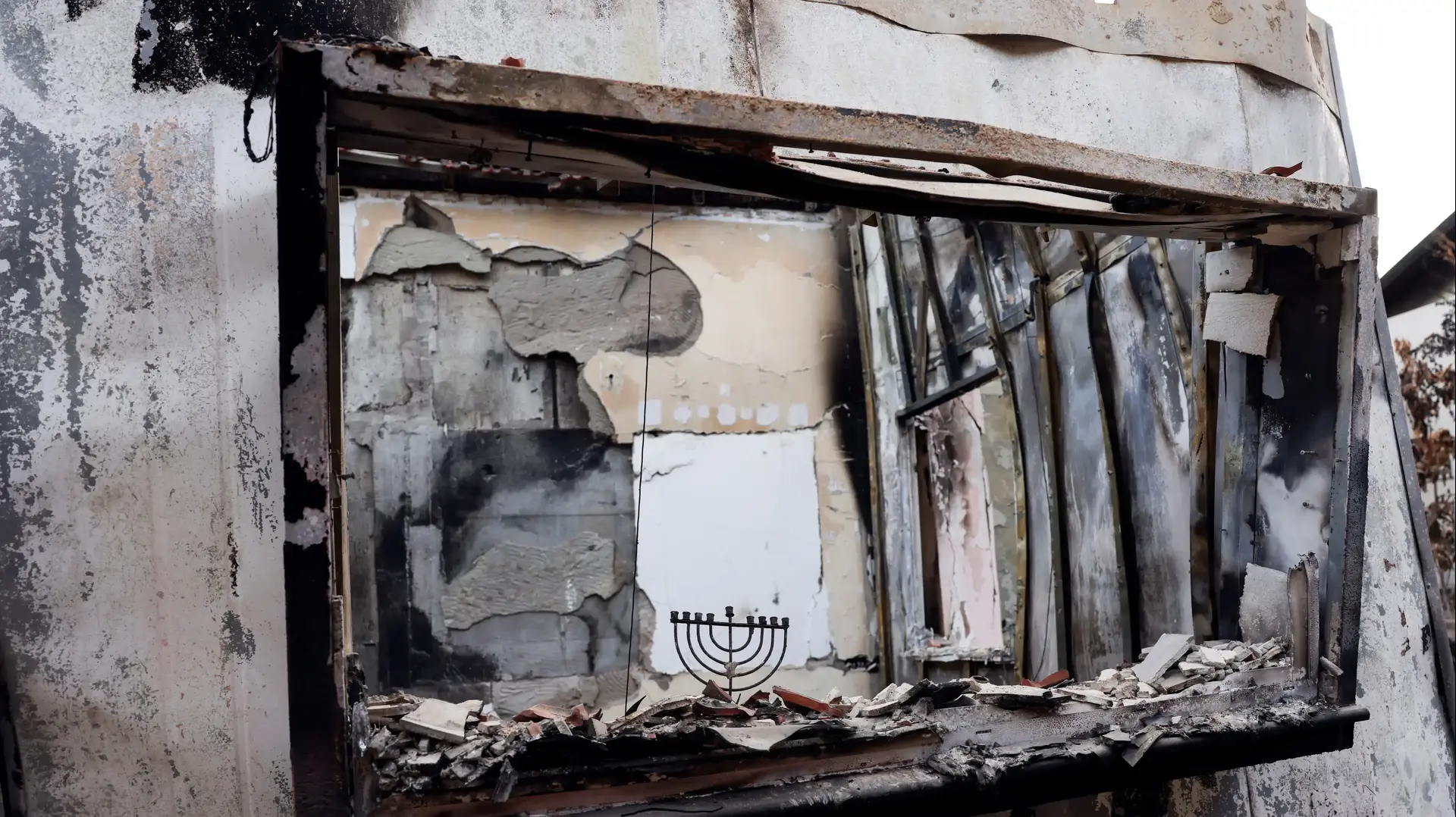 חנוכייה על שרידי אדן חלון שרוף, לאחר הסתננות מחבלים חמושים של חמאס מרצועת עזה, בקיבוץ בארי בדרום ישראל, 17 באוקטובר 2023.
חנוכייה על שרידי אדן חלון שרוף, לאחר הסתננות מחבלים חמושים של חמאס מרצועת עזה, בקיבוץ בארי בדרום ישראל, 17 באוקטובר 2023.