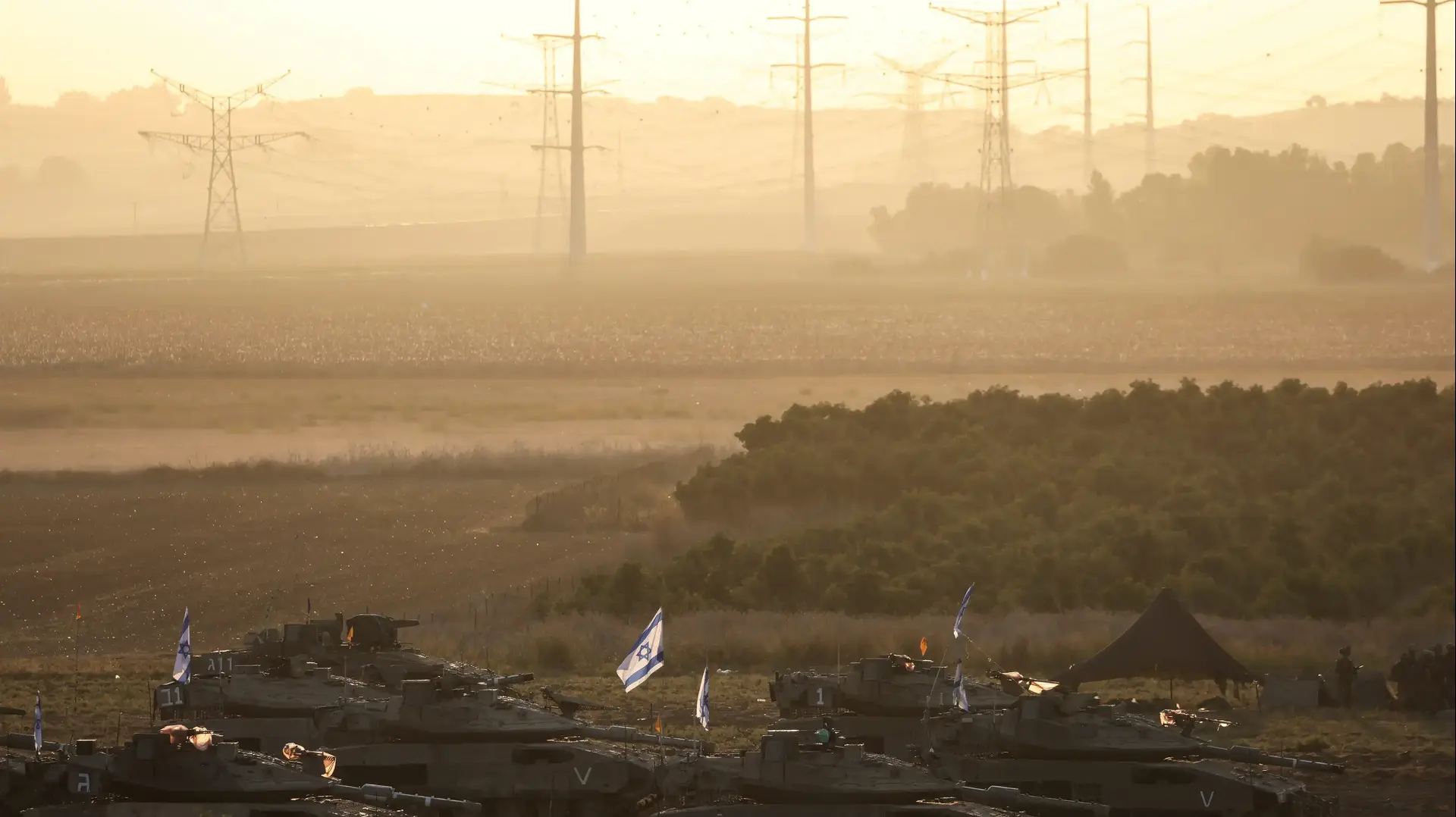 טנקים ישראליים בגבות רצועת עזה. 19 באוקטובר 2023. טנקים ישראליים בגבות רצועת עזה. 19 באוקטובר 2023.