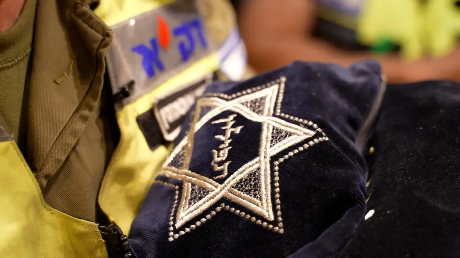  התפילין שהשיב חיים אוטמזגין איש זק"א לאריאל זוהר ששכל את הוריו ואחיותיו בקיבוץ ניר עוז
