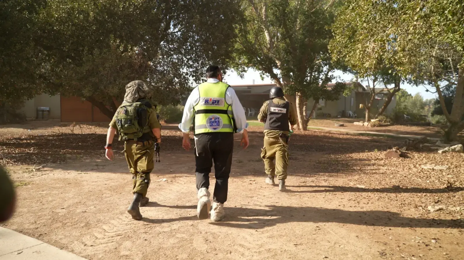 חיים אוטמזגין איש זק"א בדרכו להשיב את התפילין לאריאל זוהר ששכל את הוריו ואחיותיו בקיבוץ ניר עוז חיים אוטמזגין איש זק"א בדרכו להשיב את התפילין לאריאל זוהר ששכל את הוריו ואחיותיו בקיבוץ ניר עוז