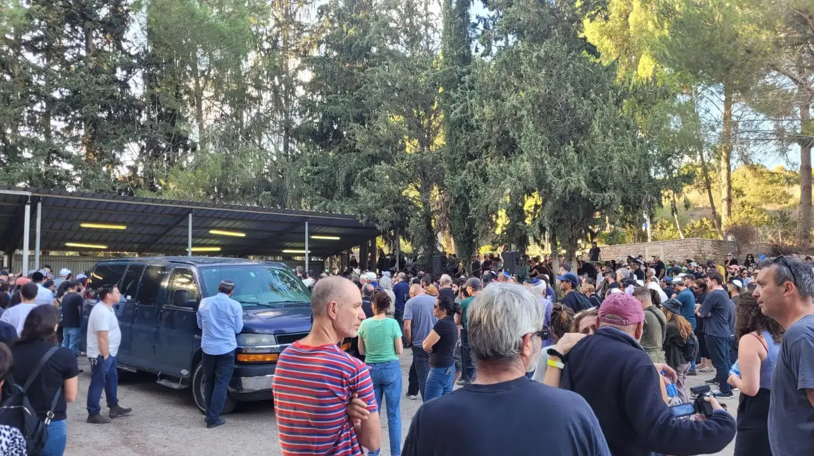 הלוויתו של יהב וינר, בן זוגה של שי-לי עטרי, לאחר שנרצח במבצע חרבות ברזל.  