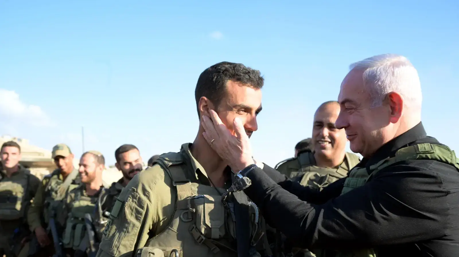 נתניהו פוגש חיילי גולני בדרום הארץ נתניהו פוגש חיילי גולני בדרום הארץ