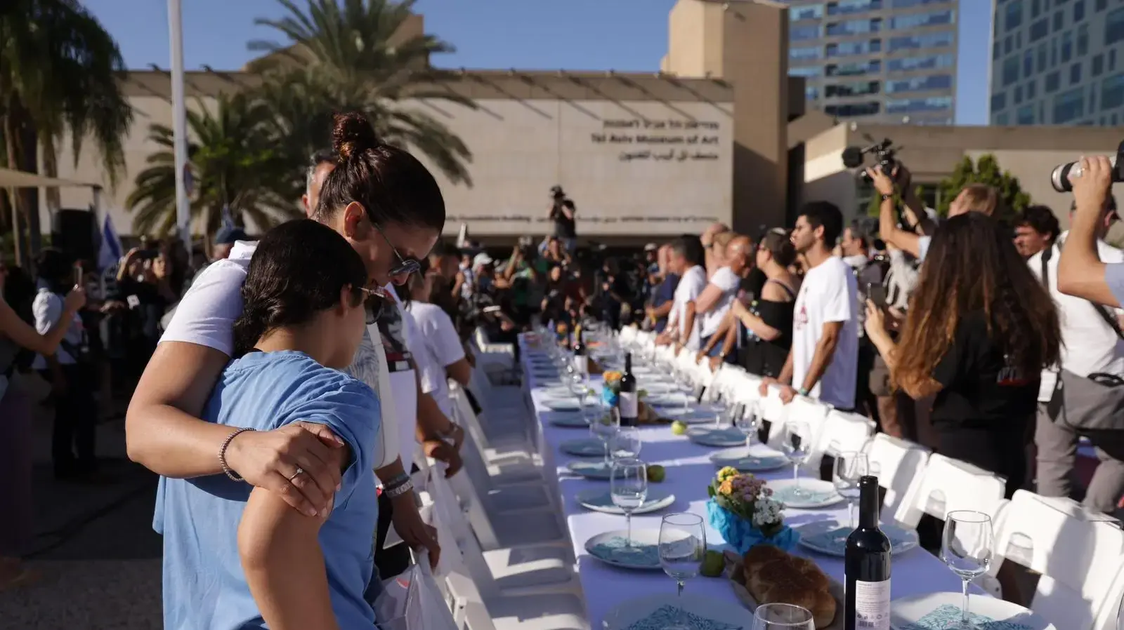 קבלת שבת עם משפחות החטופים בכיכר החטופים ליד מוזיאון תל אביב, 20 באוקטובר 2023