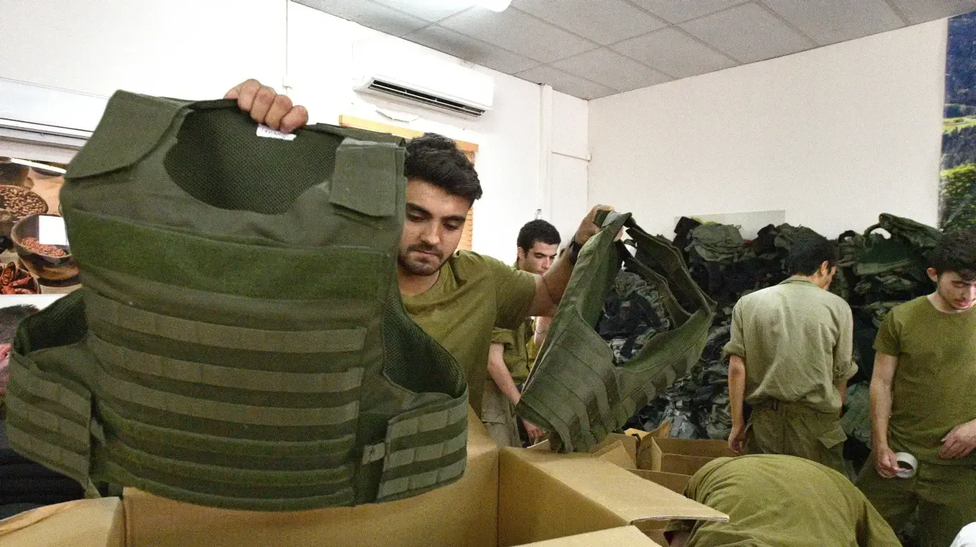 בצה"ל מבקשים מהתורמים: אל תשלחו ציוד לחימה. שלחו תחתונים וגופיות בצה"ל מבקשים מהתורמים: אל תשלחו ציוד לחימה. שלחו תחתונים וגופיות