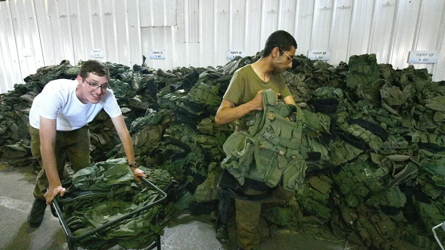בצה"ל מבקשים מהתורמים: אל תשלחו ציוד לחימה. שלחו תחתונים וגופיות בצה"ל מבקשים מהתורמים: אל תשלחו ציוד לחימה. שלחו תחתונים וגופיות
