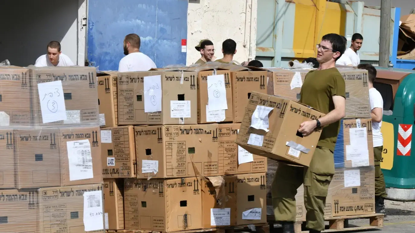 בצה"ל מבקשים מהתורמים: אל תשלחו ציוד לחימה. שלחו תחתונים וגופיות בצה"ל מבקשים מהתורמים: אל תשלחו ציוד לחימה. שלחו תחתונים וגופיות