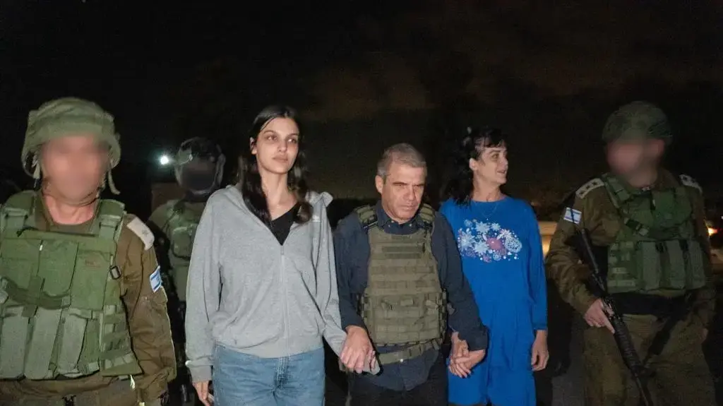 החטופות הישראליות-אמריקניות יהודית ונטלי רענן בשטח ישראל לצד גל הירש