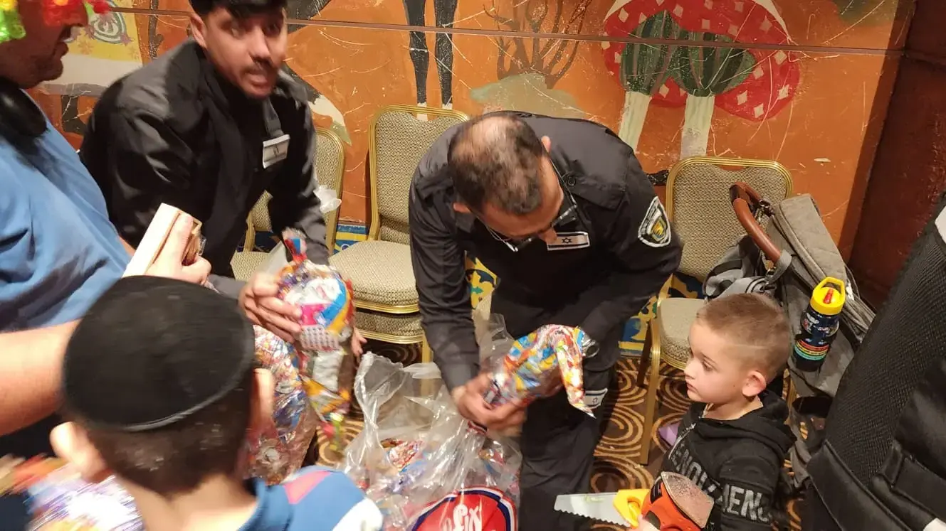 מתנות והפתעות לילדי הדרום המתארחים בירושלים