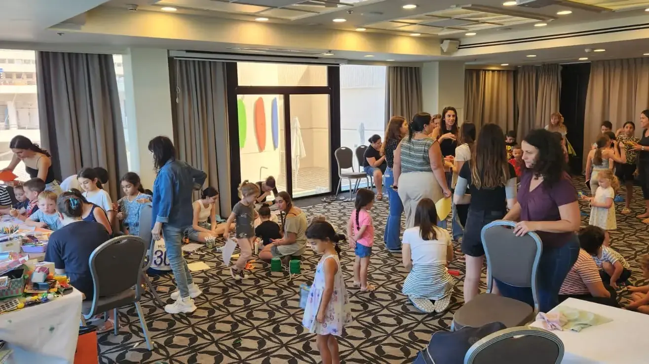 בתל אביב מתנדבים ומתנדבות עם פעילויות חינוכיות לילדי הדרום שפונו לבתי מלון