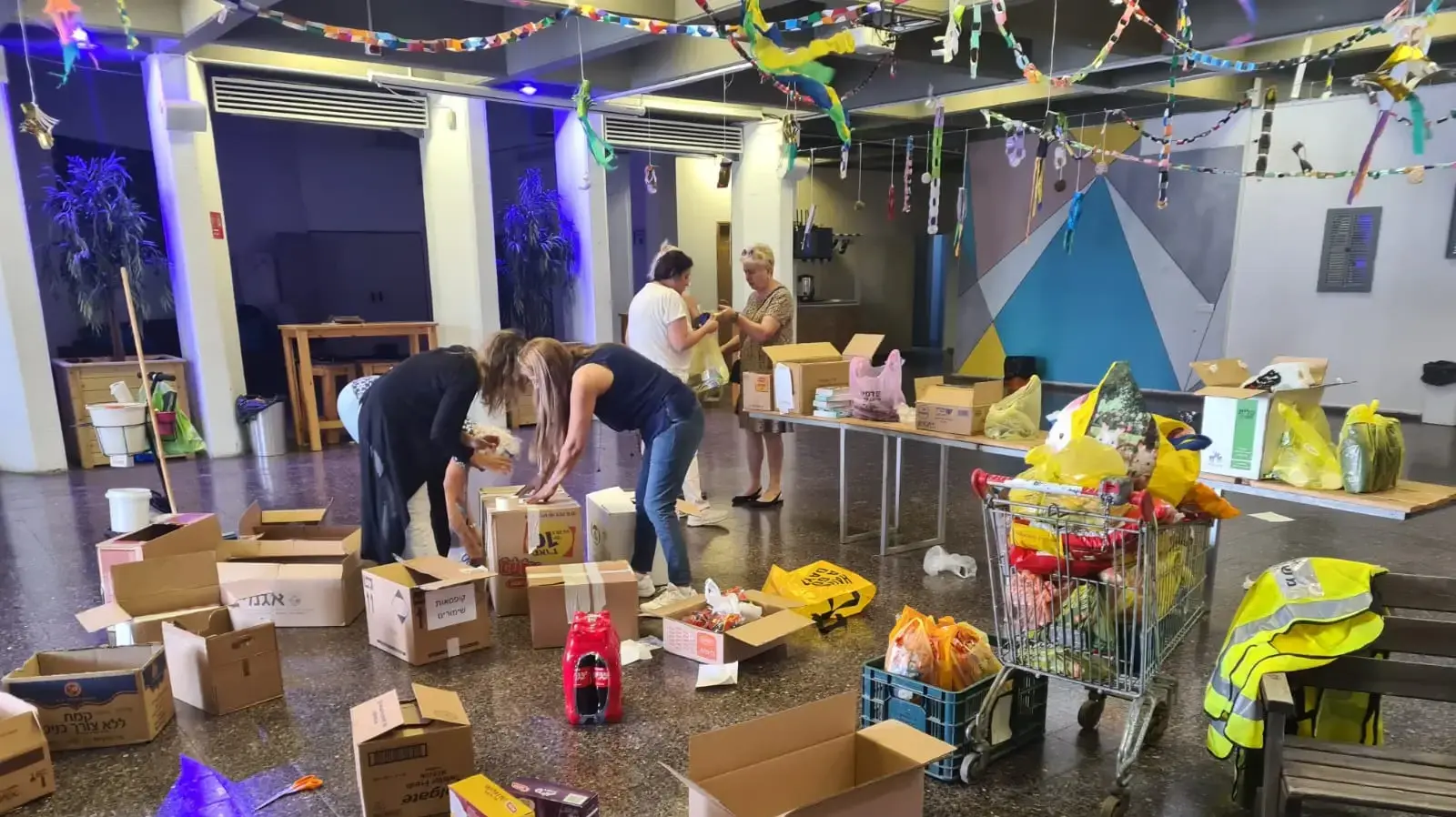 בנתניה הוסב אולם ספורט למרכז איסוף ציוד לחיילי צה"ל