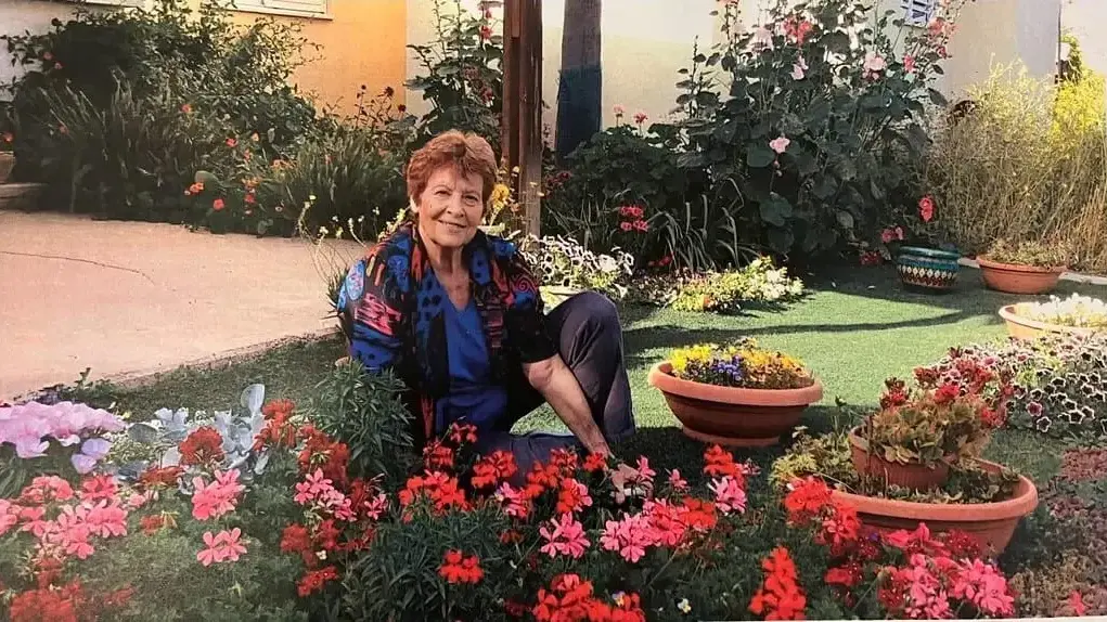 נירה רונן-קומרוב נירה רונן-קומרוב