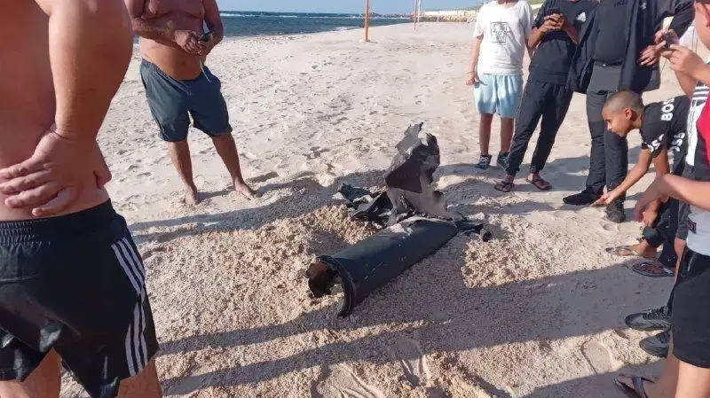 חלק ממיירט כיפת ברזל שנחת ביפו בעקבות ירי רקטי של חמאס לאזור תל אביב חלק ממיירט כיפת ברזל שנחת ביפו בעקבות ירי רקטי של חמאס לאזור תל אביב