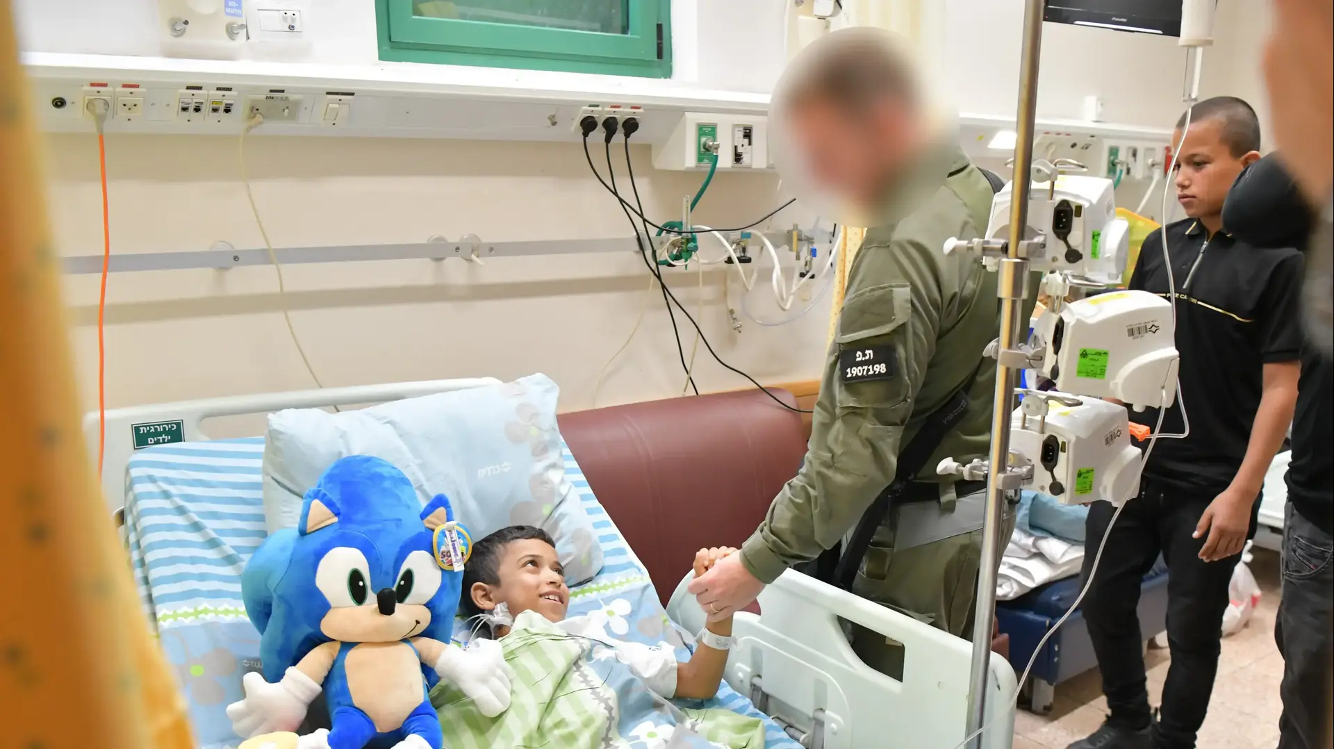 שוטרי יחידת מג"ן עם עטאללה בן -5, אותו חילצו תחת אש המחבלים