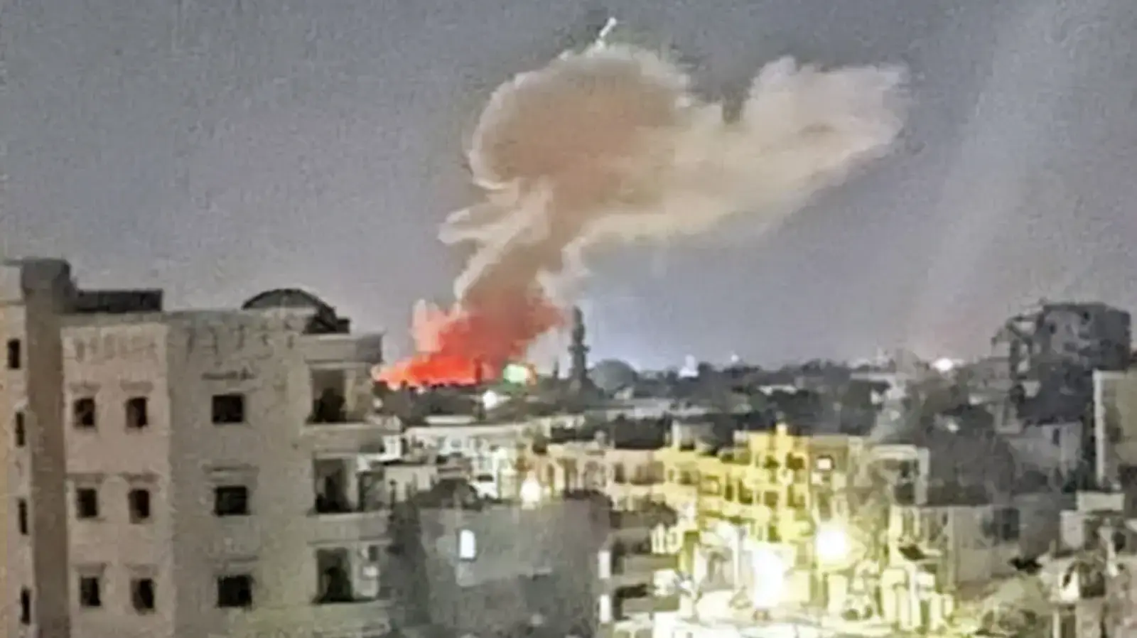 עשן מיתמר מאזור שהותקף, לפי הדיווחים בידי ישראל, באזור חומס, סוריה, 2 באפריל 2023 עשן מיתמר מאזור שהותקף, לפי הדיווחים בידי ישראל, באזור חומס, סוריה, 2 באפריל 2023