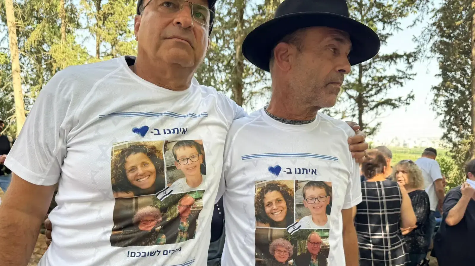 אבי זכרי, אבא של אוהד, חובש את הכובע של רועי מונדר אבי זכרי, אבא של אוהד, חובש את הכובע של רועי מונדר