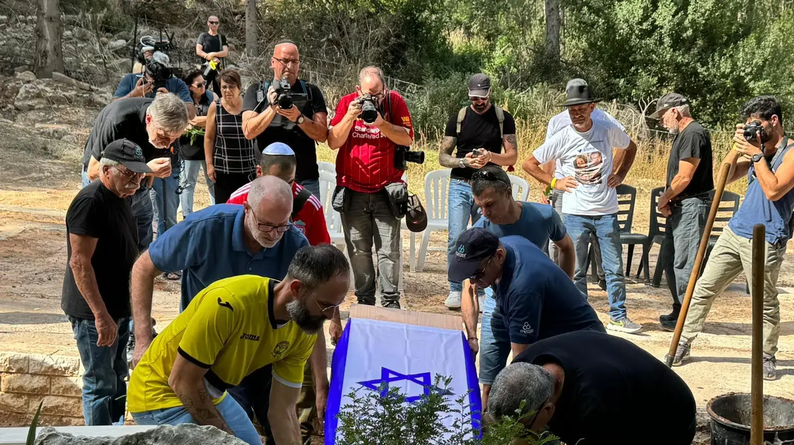 אוהדי הפועל ת"א בהלווית רועי מונדר, קיבוץ מצר, 22 באוקטובר 2023 אוהדי הפועל ת"א בהלווית רועי מונדר, קיבוץ מצר, 22 באוקטובר 2023