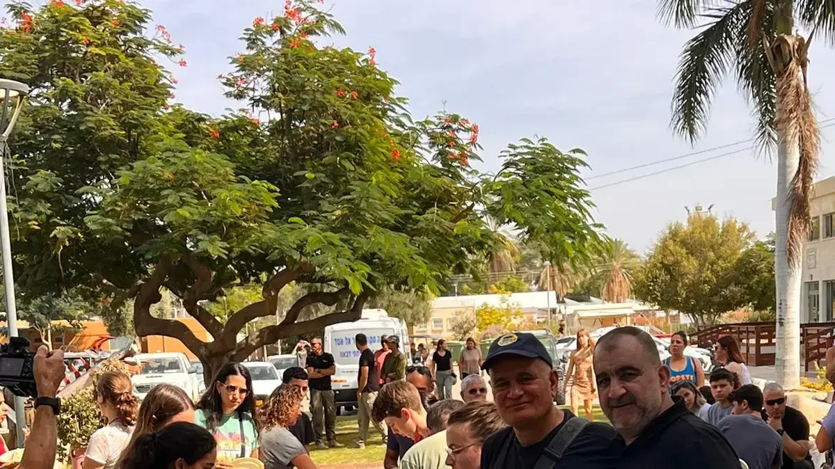 חברי דיר אל אסד מסייעים למפוני העוטף בערבה חברי דיר אל אסד מסייעים למפוני העוטף בערבה