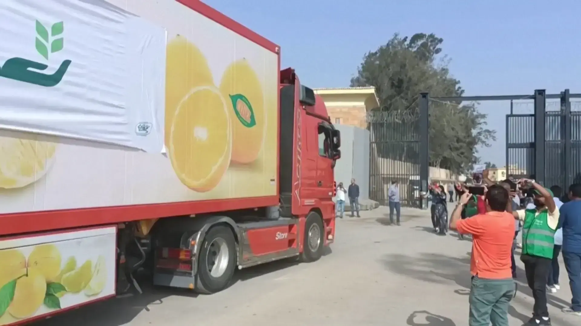שיירה שנייה של סיוע הומיניטרי נכנסה ממצרים דרך מעבר רפיח לעזה
22.10.23