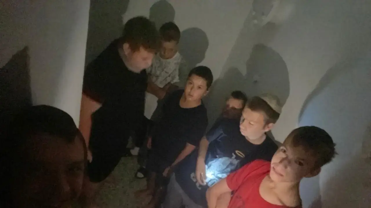 ילדים שנמלטו מהמלחמה באוקראינה נאלצו לעזוב את אשקלון לכפר חב"ד. אוקטובר 2023 ילדים שנמלטו מהמלחמה באוקראינה נאלצו לעזוב את אשקלון לכפר חב"ד. אוקטובר 2023