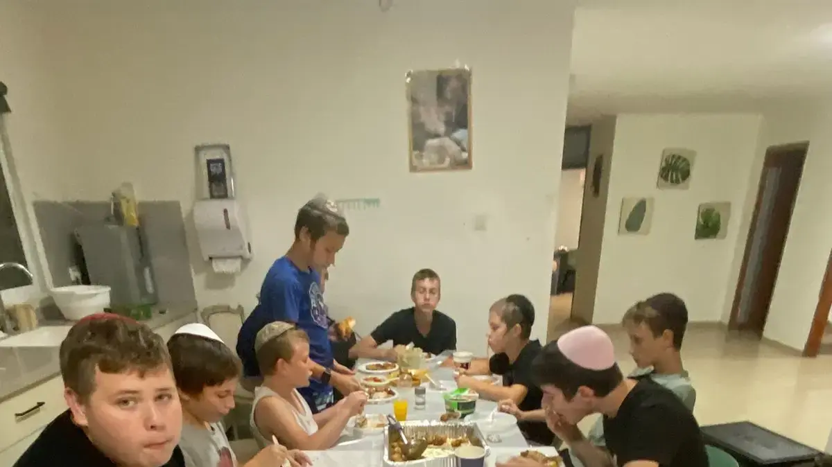 ילדים שנמלטו מהמלחמה באוקראינה נאלצו לעזוב את אשקלון לכפר חב"ד. אוקטובר 2023 ילדים שנמלטו מהמלחמה באוקראינה נאלצו לעזוב את אשקלון לכפר חב"ד. אוקטובר 2023