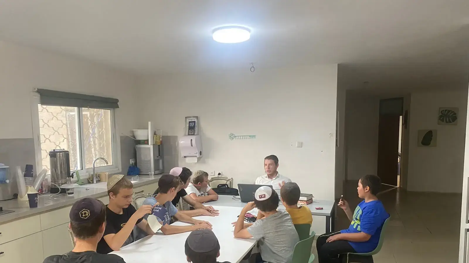 ילדים שנמלטו מהמלחמה באוקראינה נאלצו לעזוב את אשקלון לכפר חב"ד. אוקטובר 2023 ילדים שנמלטו מהמלחמה באוקראינה נאלצו לעזוב את אשקלון לכפר חב"ד. אוקטובר 2023