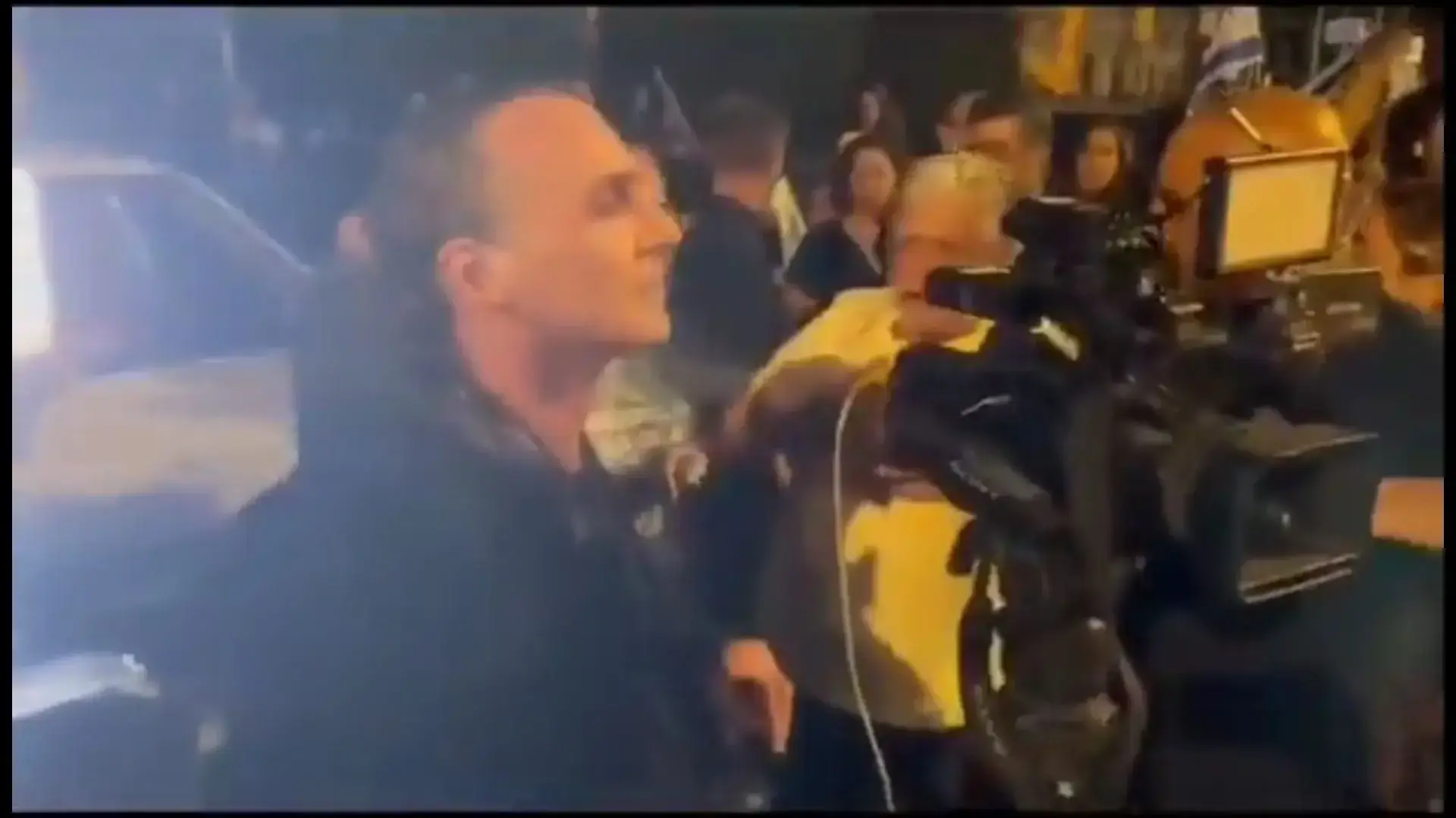 בן משפחת חטופים מתעמת עם אבישי בן חיים בן משפחת חטופים מתעמת עם אבישי בן חיים