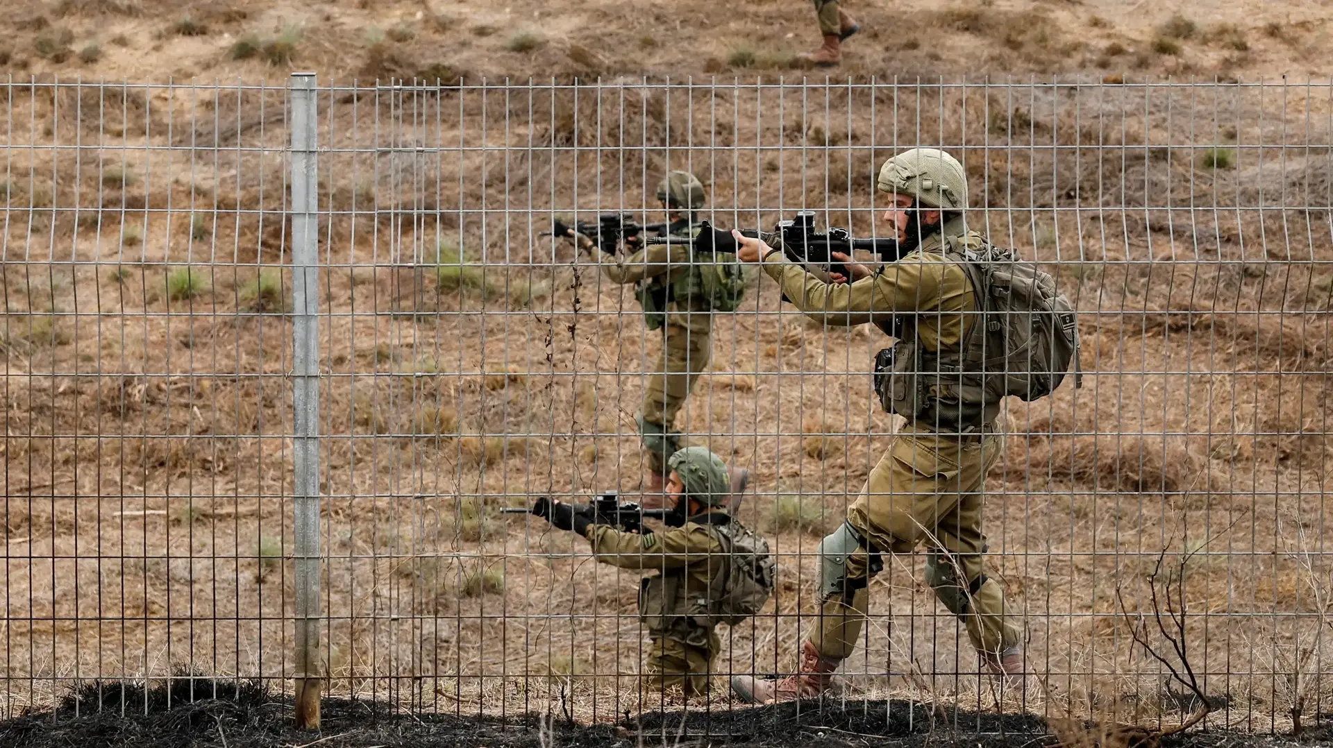 חיילי צה"ל סורקים את שטח הגבול בזמן שנשמעות אזעקות. 23 באוקטובר 2023 חיילי צה"ל סורקים את שטח הגבול בזמן שנשמעות אזעקות. 23 באוקטובר 2023
