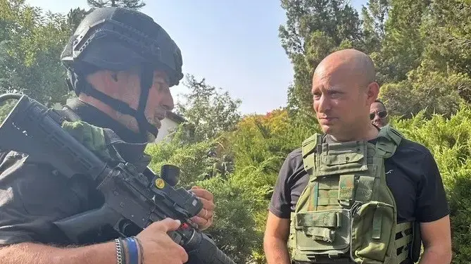 נפתלי בנט עם הראל אורן הרבש״צ של קיבוץ רעים נפתלי בנט עם הראל אורן הרבש״צ של קיבוץ רעים