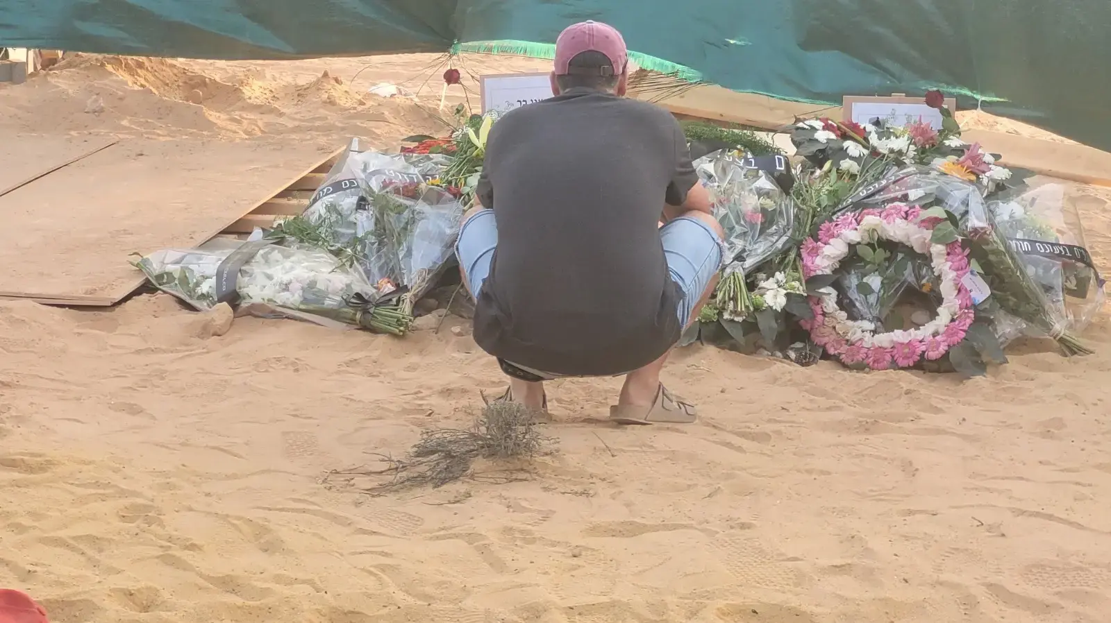 120 קברים בקיבוץ רביבים לאחר מתקפת הטרור הרצחני של חמאס. 22 באוקטובר 2023 120 קברים בקיבוץ רביבים לאחר מתקפת הטרור הרצחני של חמאס. 22 באוקטובר 2023