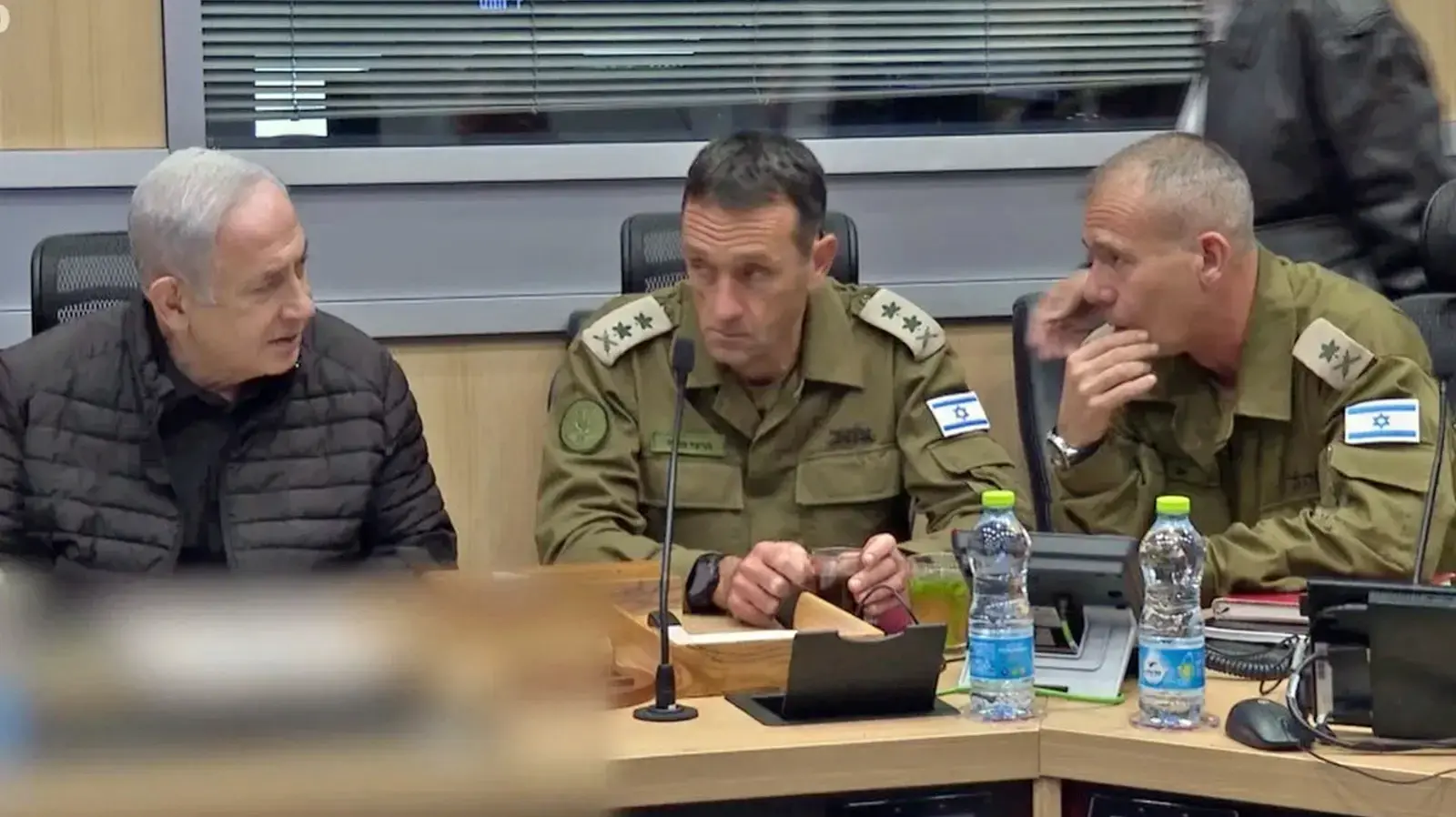 ראש הממשלה בנימין נתניהו בהערכת מצב בקריה בתל אביב, יחד עם חברי קבינט המלחמה ובכירי מערכת הביטחון. ראש הממשלה בנימין נתניהו בהערכת מצב בקריה בתל אביב, יחד עם חברי קבינט המלחמה ובכירי מערכת הביטחון.