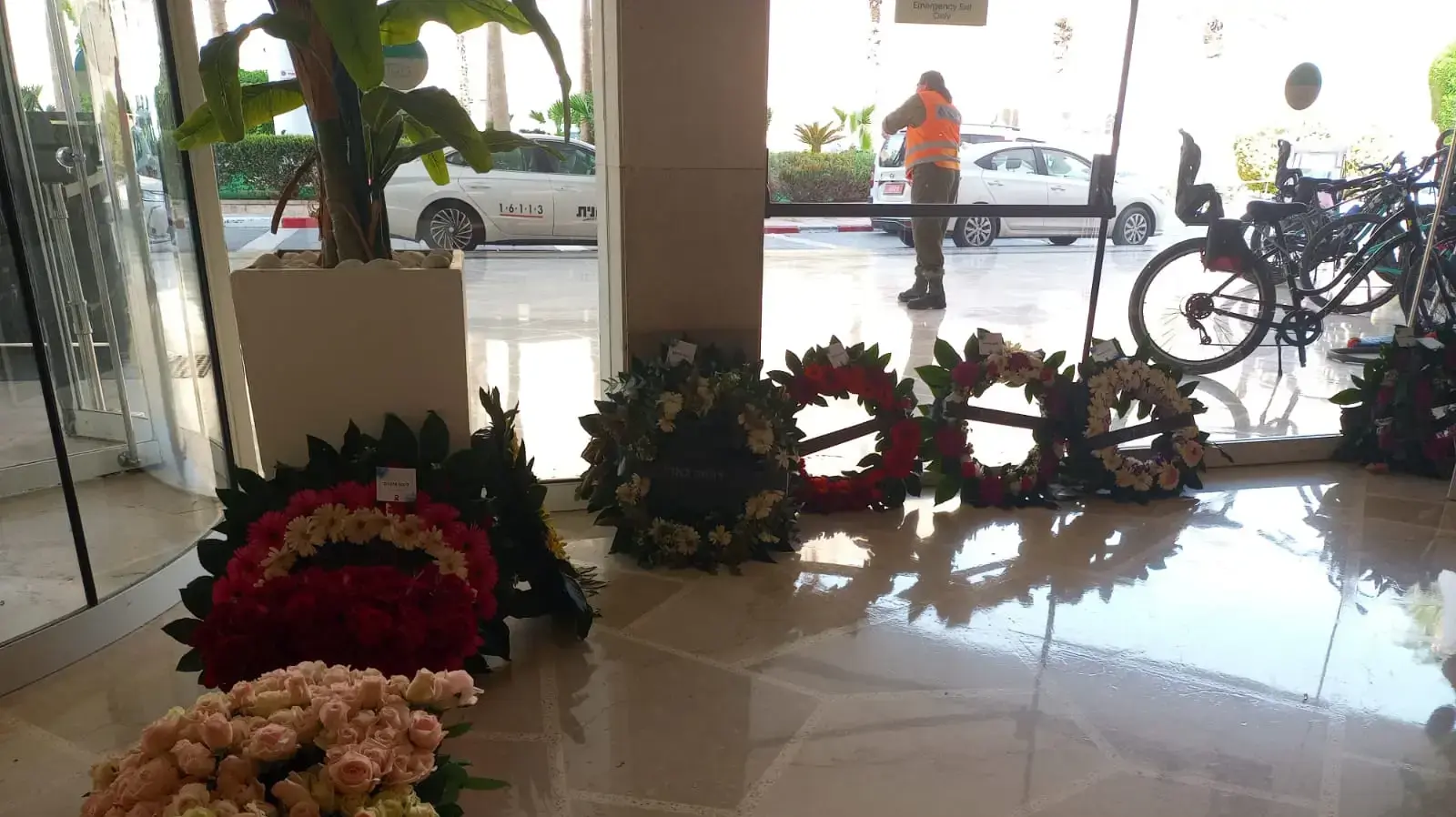 פינת הנצחה לקורבנות הטבח בבארי במלון בעין בוקק 23 באוקטובר 2023 פינת הנצחה לקורבנות הטבח בבארי במלון בעין בוקק 23 באוקטובר 2023