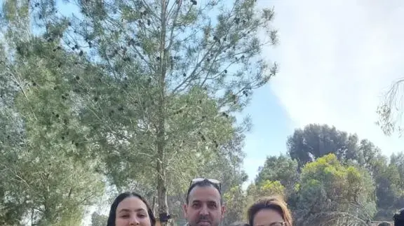 אלי שרעבי עם רעייתו ליאן ובנותיו נויה ויהל. אלי נעדר, אשתו ושתי בנותיו נרצחו אלי שרעבי עם רעייתו ליאן ובנותיו נויה ויהל. אלי נעדר, אשתו ושתי בנותיו נרצחו