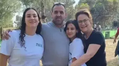 אלי שרעבי עם רעייתו ליאן ובנותיו נויה ויהל. אלי נעדר, אשתו ושתי בנותיו נרצחו אלי שרעבי עם רעייתו ליאן ובנותיו נויה ויהל. אלי נעדר, אשתו ושתי בנותיו נרצחו
