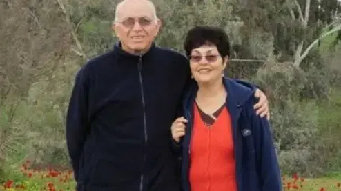 עמירם ונורית קופר מניר עוז, היא שוחררה על ידי חמאס והוא עדיין שבוי עמירם ונורית קופר מניר עוז, היא שוחררה על ידי חמאס והוא עדיין שבוי