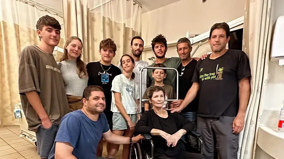 יוכבד ליפשיץ, ששוחררה משבי חמאס, פוגשת לראשונה את משפחתה מאז שנחטפה. 24 באוקטובר 2023 יוכבד ליפשיץ, ששוחררה משבי חמאס, פוגשת לראשונה את משפחתה מאז שנחטפה. 24 באוקטובר 2023
