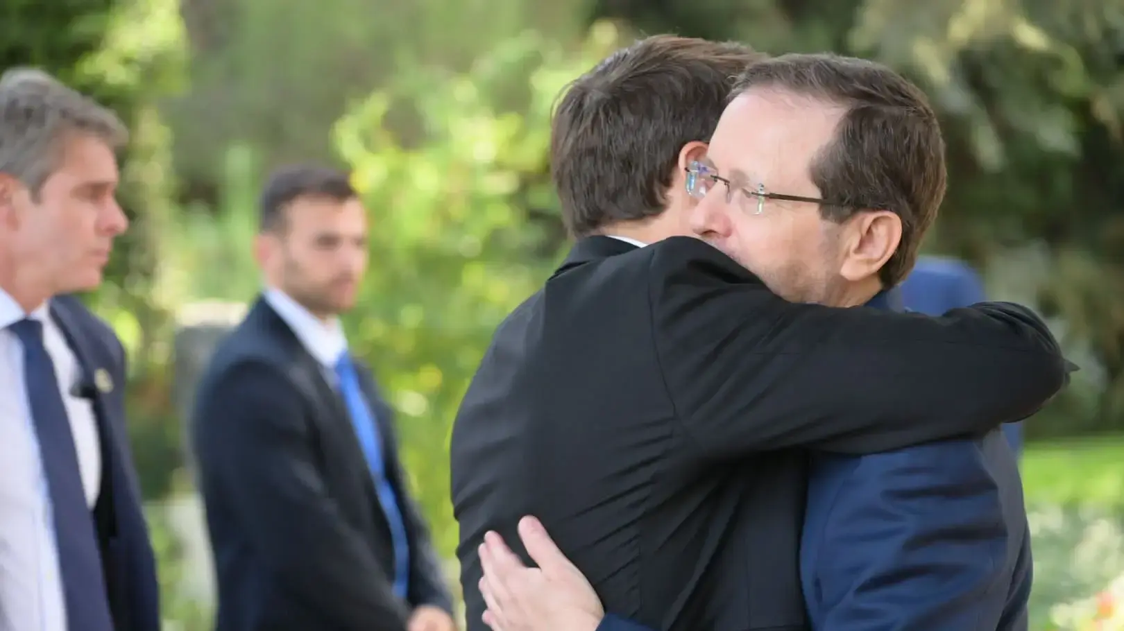 נשיא צרפת עמנואל מקרון מגיע לביקור בישראל ונועד עם יצחק הרצוג. בית הנשיא בירושלים. 24 באוקטובר 2023 נשיא צרפת עמנואל מקרון מגיע לביקור בישראל ונועד עם יצחק הרצוג. בית הנשיא בירושלים. 24 באוקטובר 2023