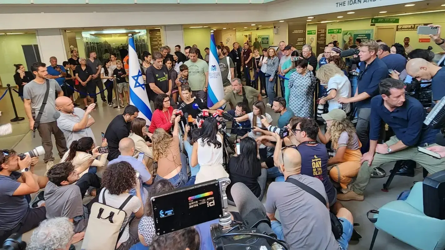 יוכבד ליפשיץ ששוחררה משבי חמאס בעזה,  בהצהרה במרכז הרפואי באיכילוב, תל אביב. 24 באוקטובר 2023